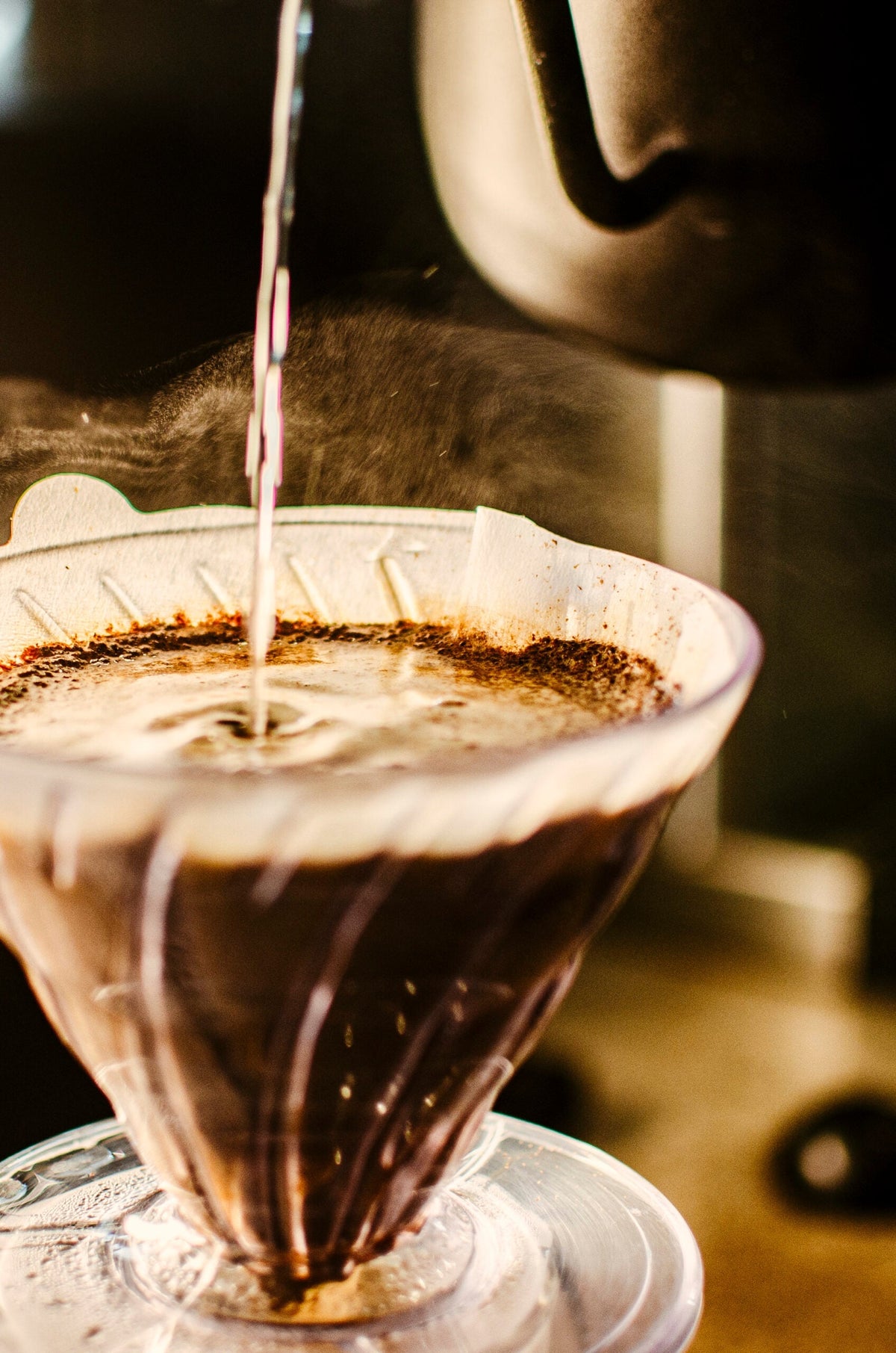Café especial sendo coado em coador de papel sobre a xícara